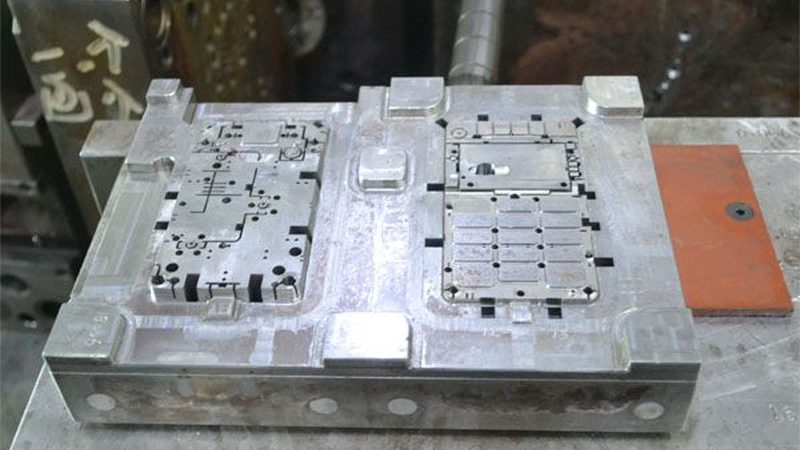 在评估高速冲压模具报价时，以下指标尤为重要：